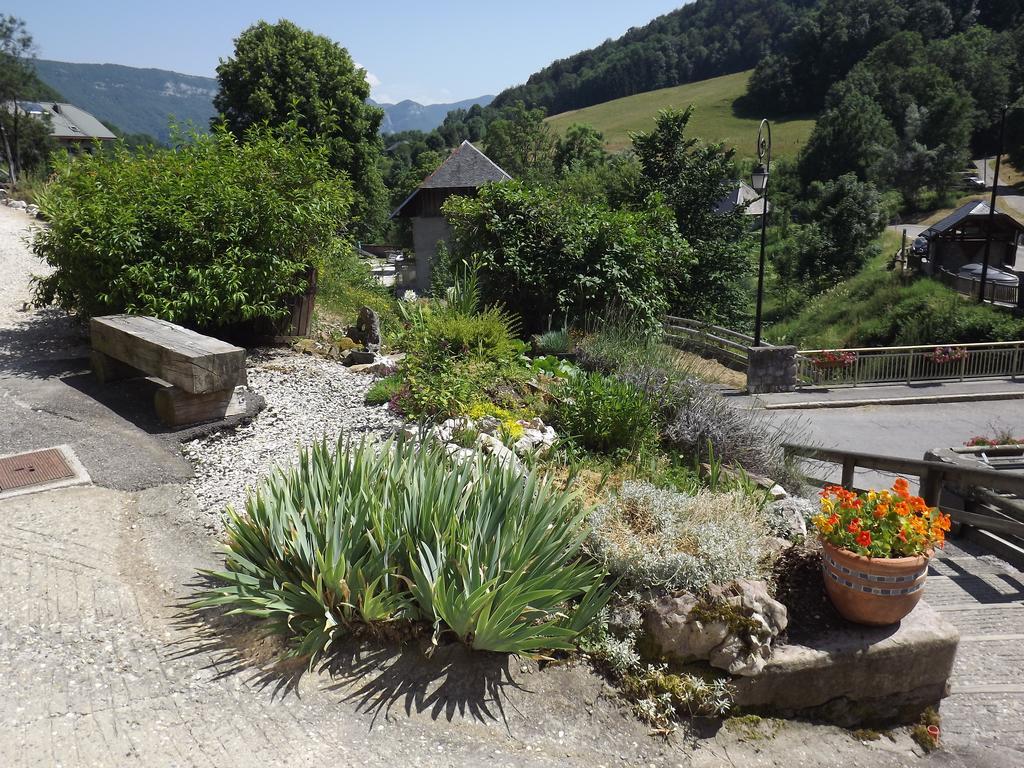 Bar Hotel Restaurant Le Margeriaz Les Déserts Exterior photo