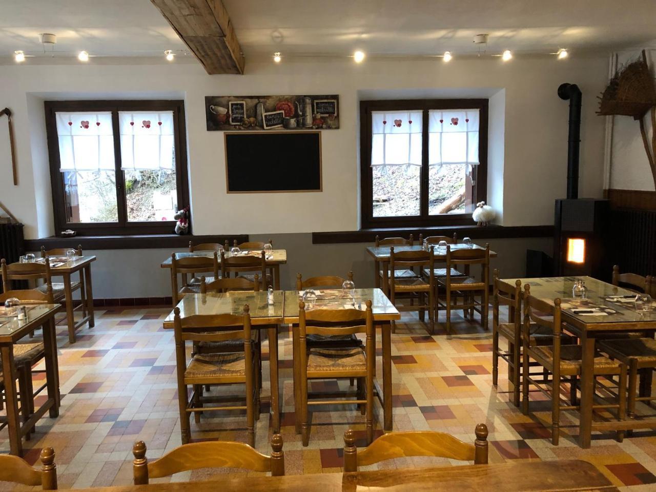 Bar Hotel Restaurant Le Margeriaz Les Déserts Exterior photo